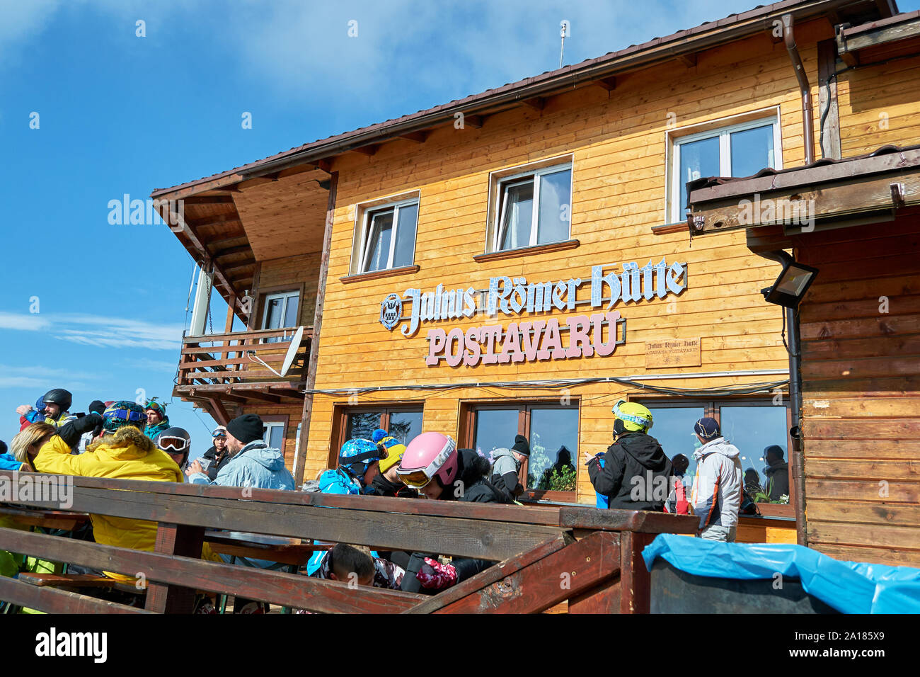 Poiana Brasov, Rumänien - 20. Februar 2019: Skifahrer und Touristen mit einer Unterbrechung bei Julius Romer Hutte/Postavaru Hütte an einem sonnigen Tag im Winter. Stockfoto