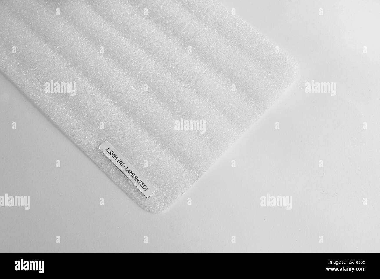 Geschlossen, schlagfestes Material Polyethelene Schaum auf weißem Hintergrund. Stockfoto