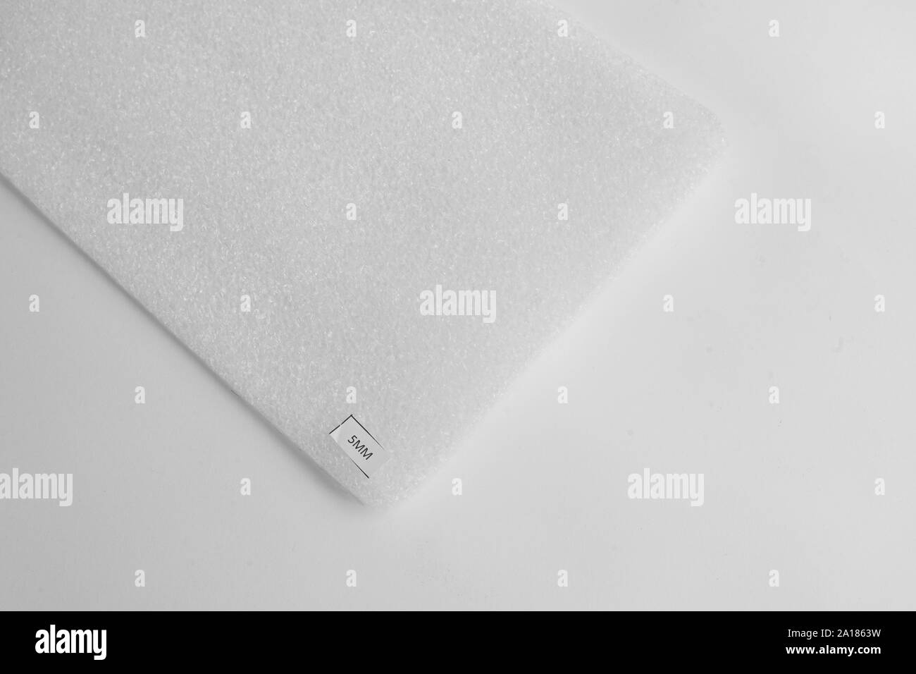 Geschlossen, schlagfestes Material Polyethelene Schaum auf weißem Hintergrund. Stockfoto