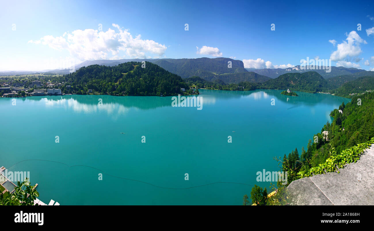 Panoramablick auf das Luftbild des Sees Bled Julische Alpen, Slowenien. Der See ist von gemischten glazialen und tektonischen Ursprungs. Es ist 2,1 km lang und 1,4 km breit, mit einer Stockfoto