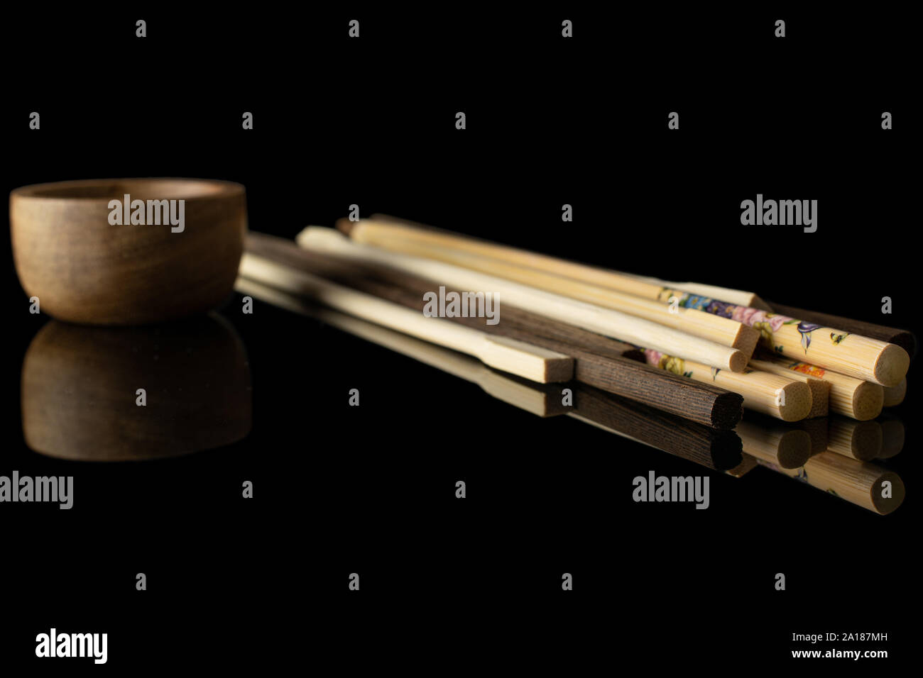 Viele asiatischen braun Essstäbchen Heap mit Houten auf schwarzem Glas isoliert Stockfoto