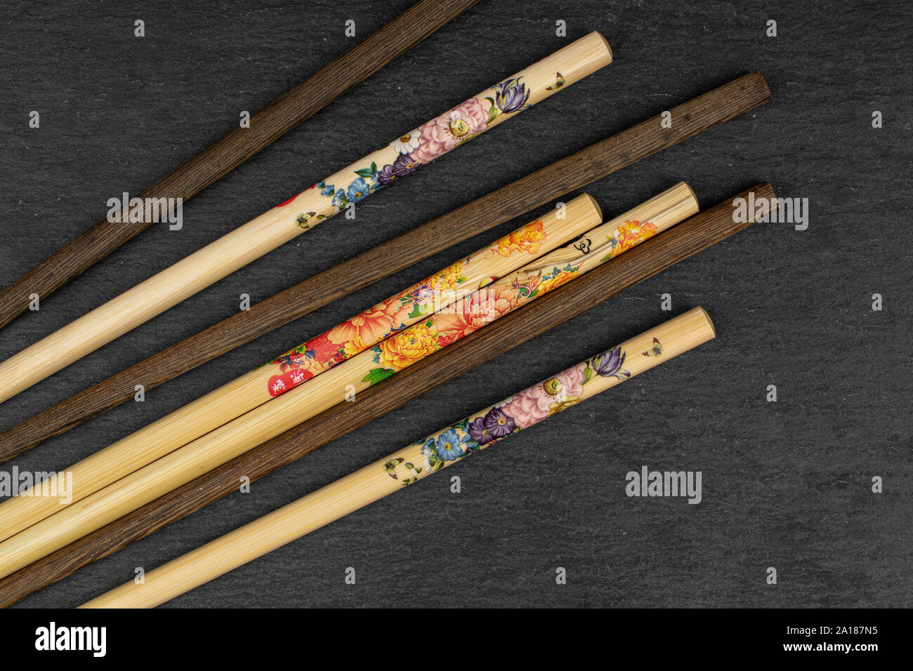 Viele asiatischen braun Essstäbchen flatlay am grauen Stein Stockfoto