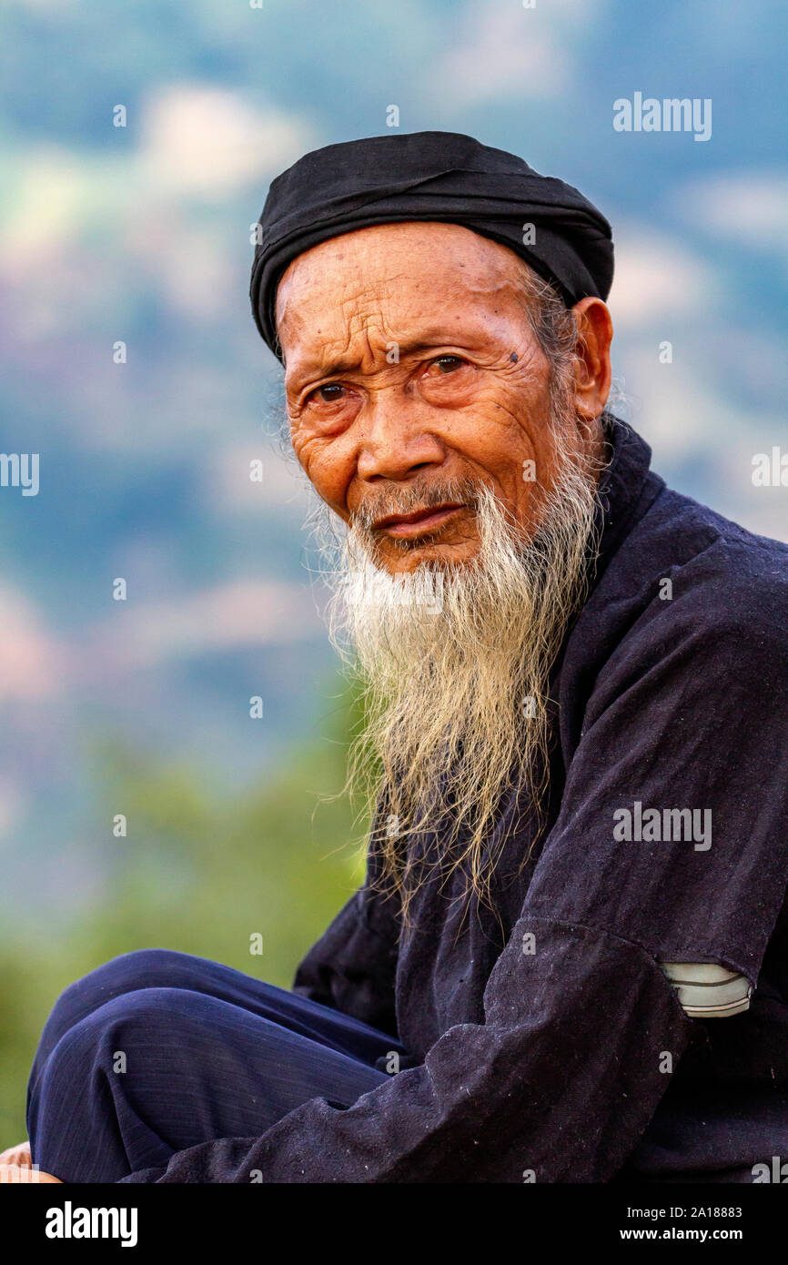 Alter Mann mit langem Bart, in Hoang Su Phi, Ha Giang Provinz, in der bergigen nordwestlichen Teil von Vietnam. Stockfoto
