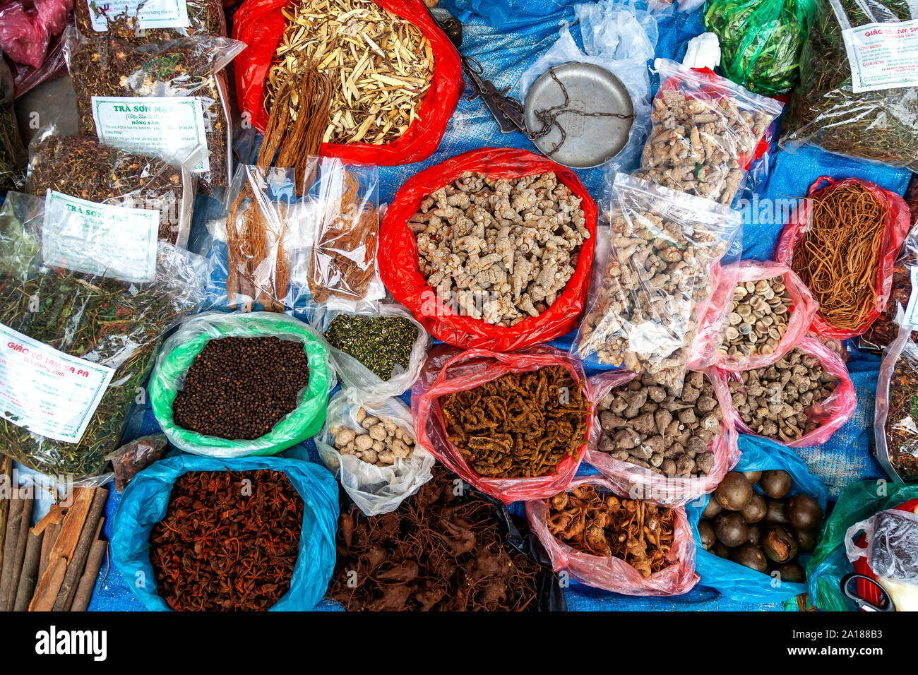 Gewürze am Sonntag Markt in Bac Ha Stadt, in Lao Cai Provinz, in den bergigen nordwestlichen Vietnam. Viele ethnische Stämme kommen hier zusammen am Markttag. Stockfoto