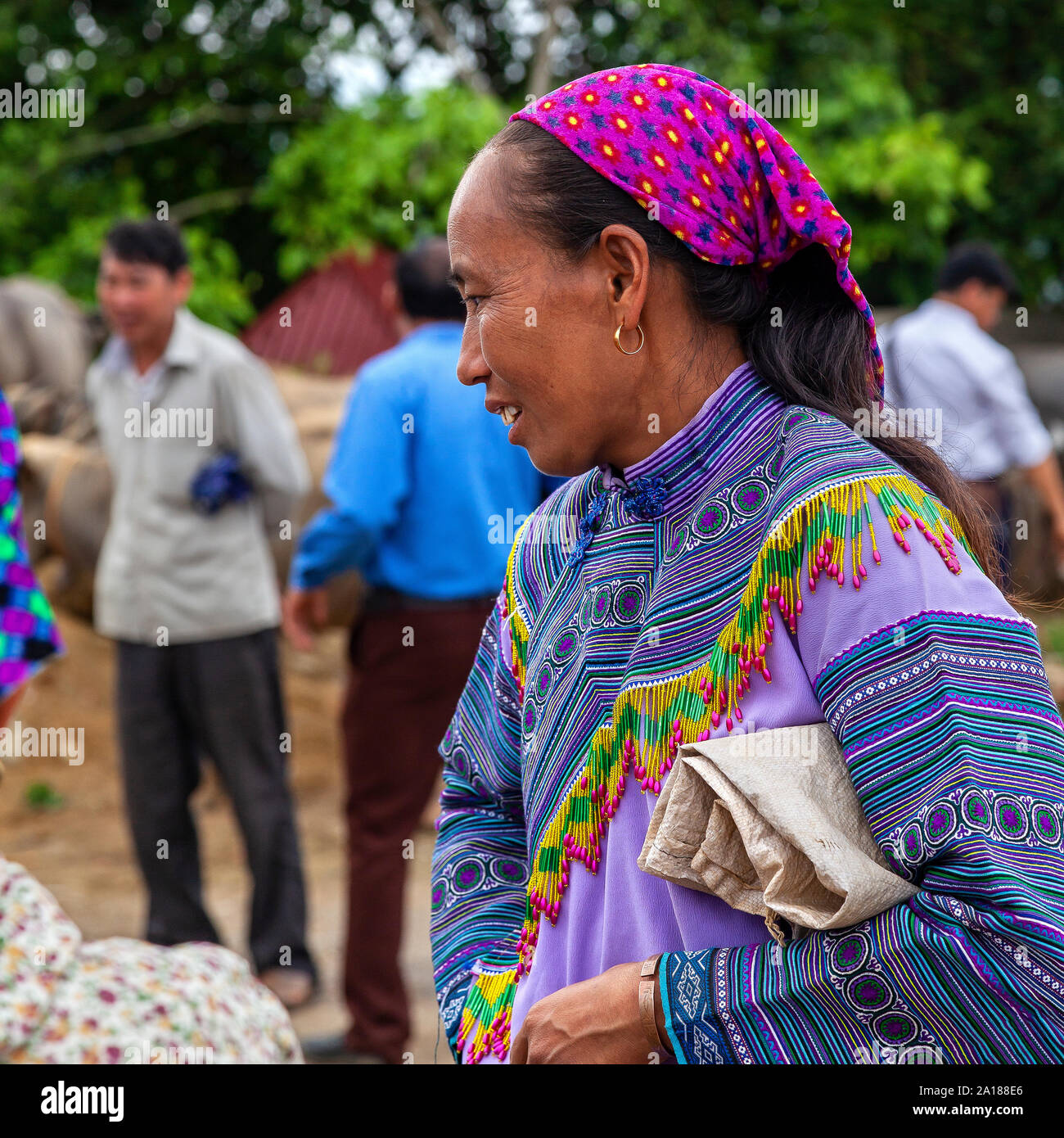 Sonntag Markt in Bac Ha Stadt, in Lao Cai Provinz, in den bergigen nordwestlichen Vietnam. Viele ethnische Stämme kommen hier zusammen am Markttag. Stockfoto