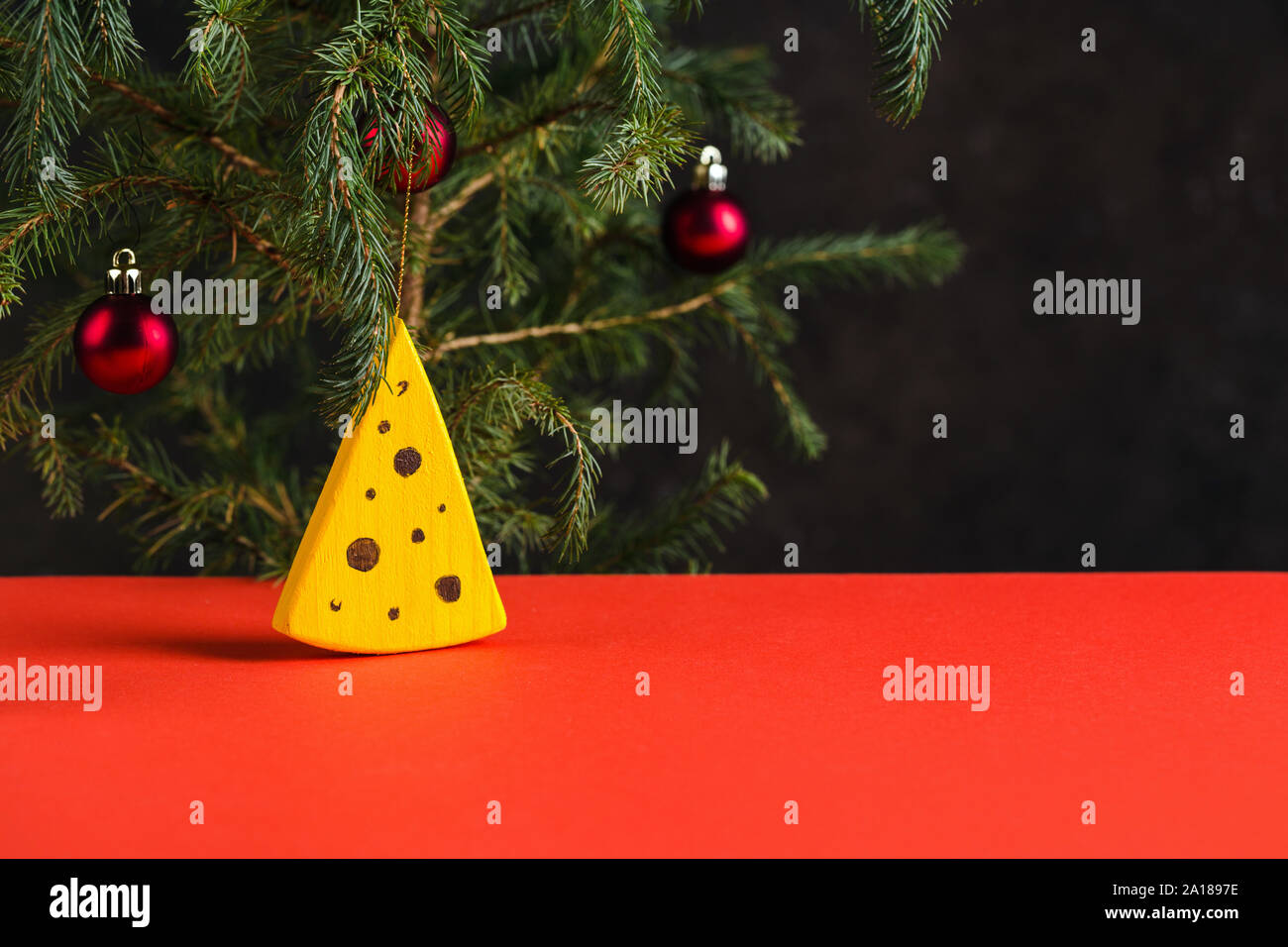 Frohes Neues Jahr 2020. Weihnachten Komposition. Künstlicher Käse und Spielzeug auf dem Weihnachtsbaum. Red sichern Stockfoto