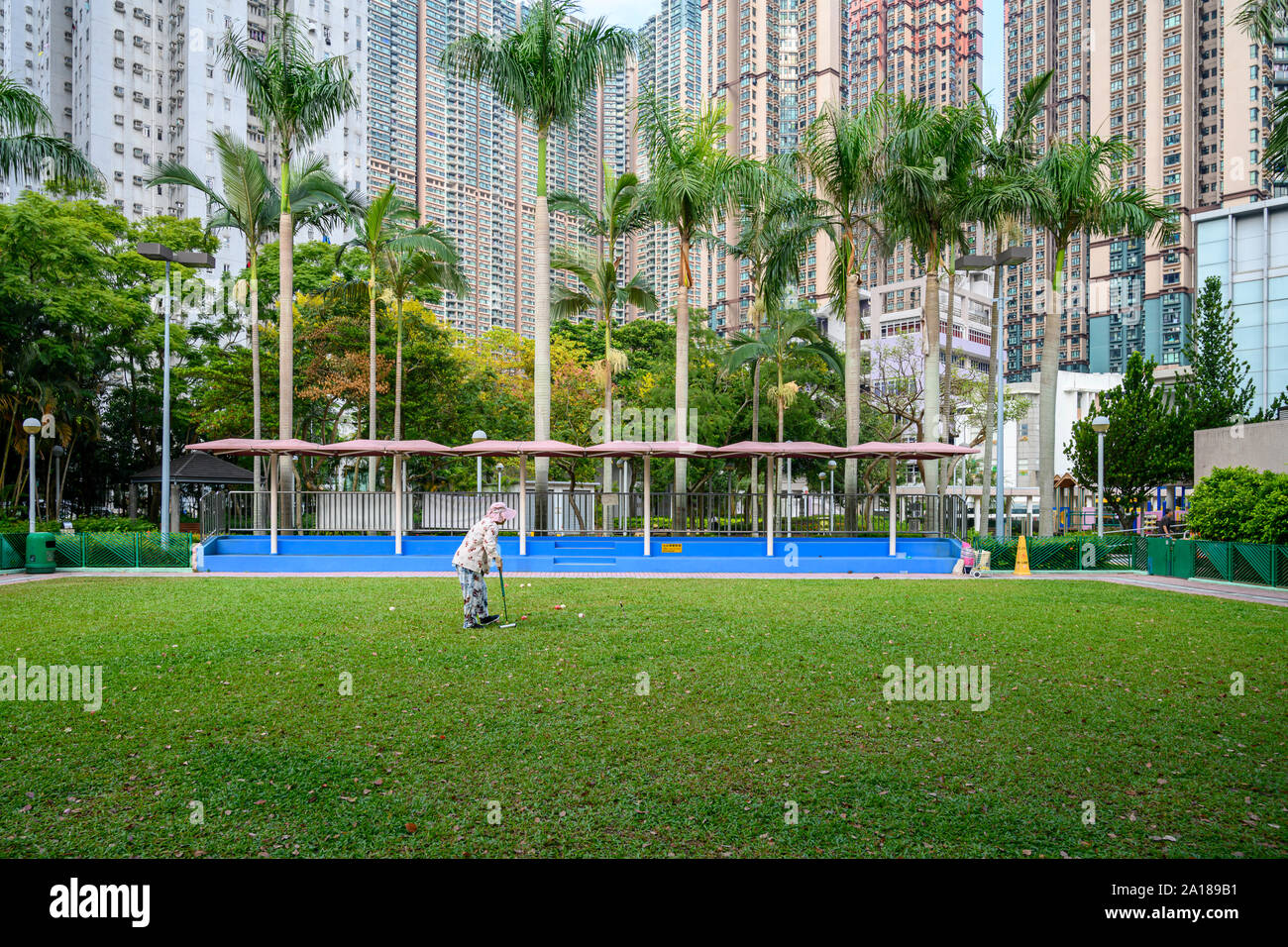 Eine Frau spielen croquet in einer Wohnsiedlung in Hung Hom Hong Kong. Stockfoto