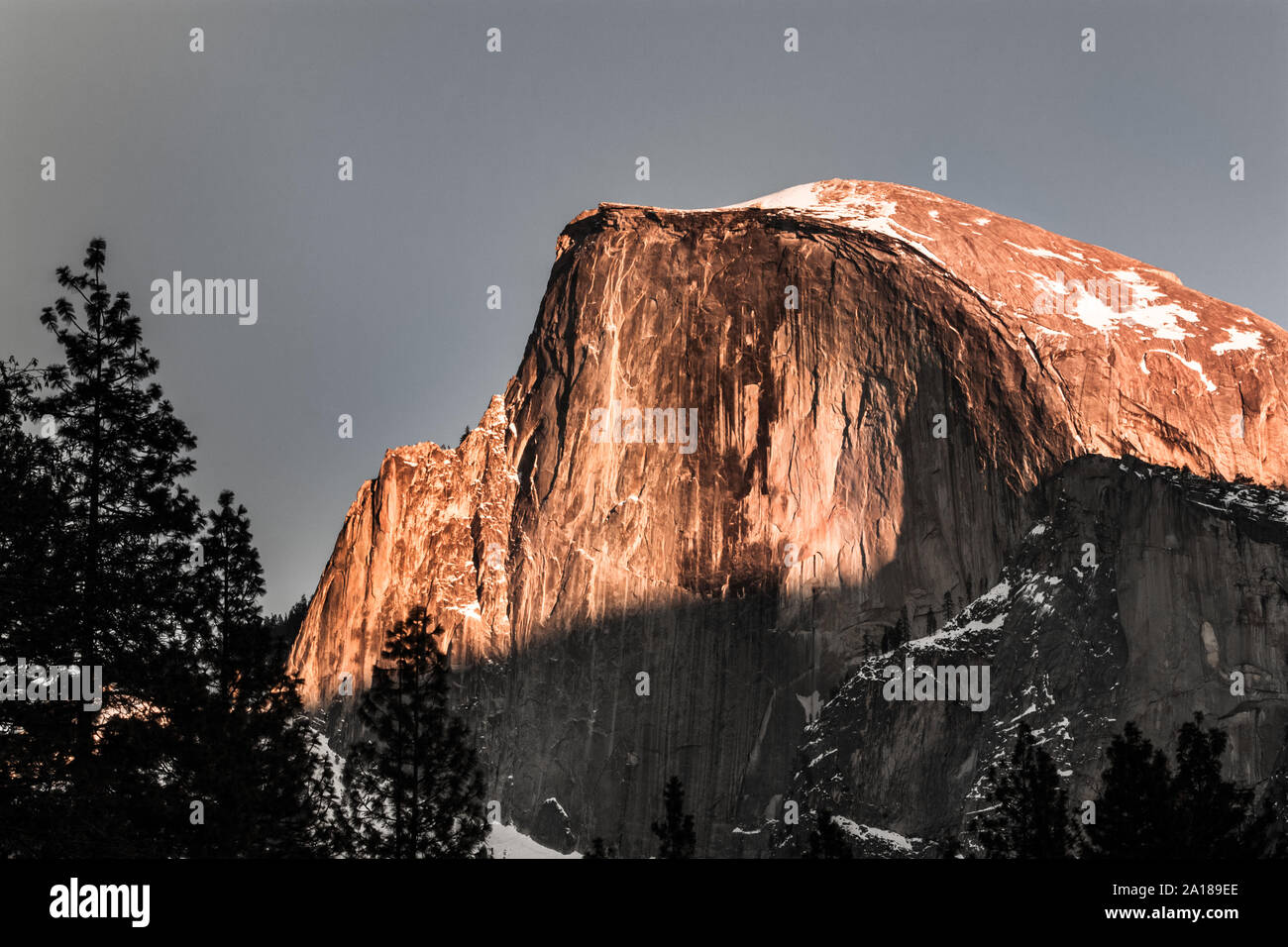 Half Dome reflektiert das Licht der untergehenden Sonne. Yosemite Nationalpark, Kalifornien. USA Stockfoto