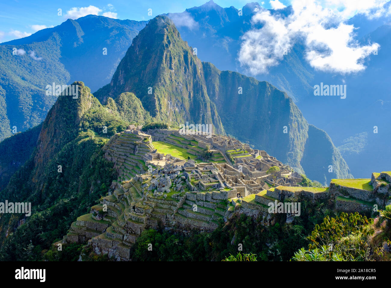 Antike Ruinen, Machu Picchu Sonnenaufgang, Heiliges Tal der Inkas, Peru. Blick auf die ganze verlorene Stadt, Huayna Picchu, Machu Pichu, am frühen Morgen. Stockfoto