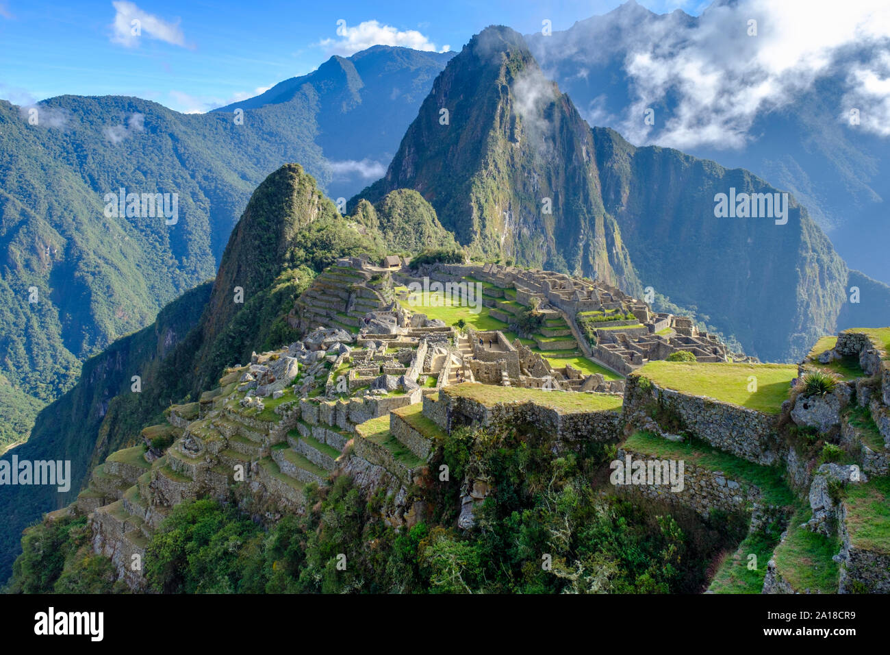 Machu Picchu Sonnenaufgang, Heiliges Tal der Inkas, Peru. Blick auf die ganze verlorene Stadt, Huayna Picchu, Machu Pichu Ruinen, am frühen Morgen. Stockfoto