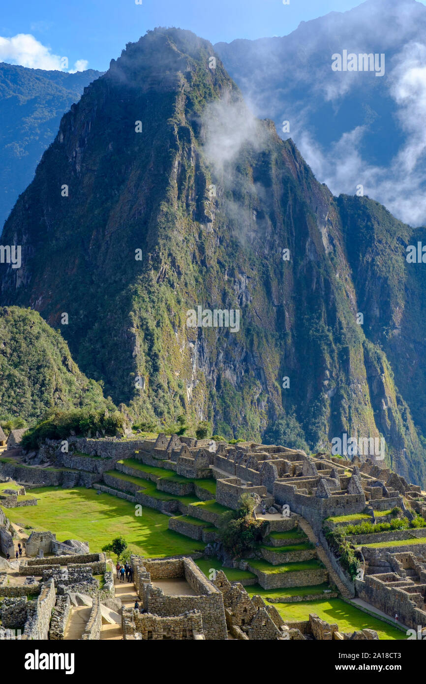 Machu Picchu Ruinen der antiken Stadt Sonnenaufgang, Heiliges Tal der Inkas, Peru. Blick auf die verlorene Stadt, Huayna Picchu, Machu Pichu Ruinen, am frühen Morgen. Stockfoto