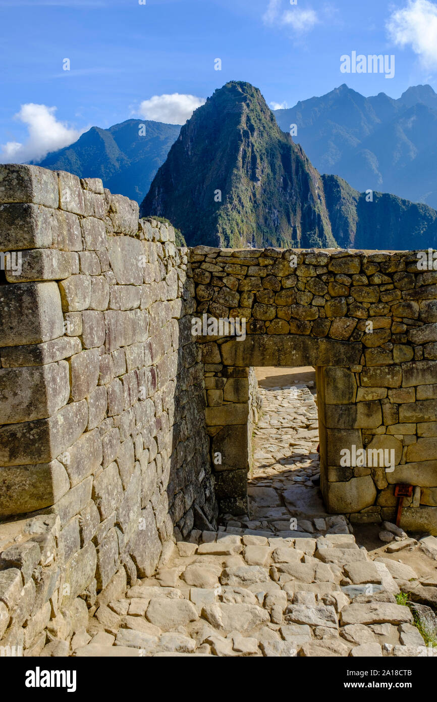 Machu Picchu Sonnenaufgang, Heiliges Tal der Inkas, Peru. Haupttor, Portal der verlorenen Stadt, Huayna Picchu, Machu Pichu Ruinen, frühmorgens. Stockfoto