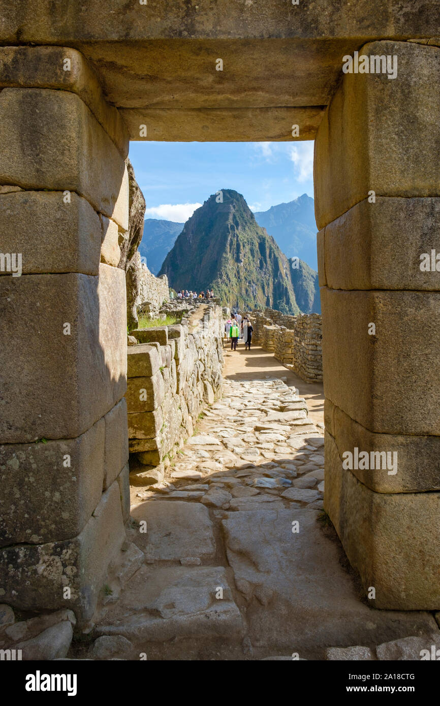 Machu Picchu sunrise, das Heilige Tal der Inkas in Peru. Touristen und Main Gate, Portal der verlorenen Stadt, Huayna Picchu, Machu Pichu, am frühen Morgen. Stockfoto