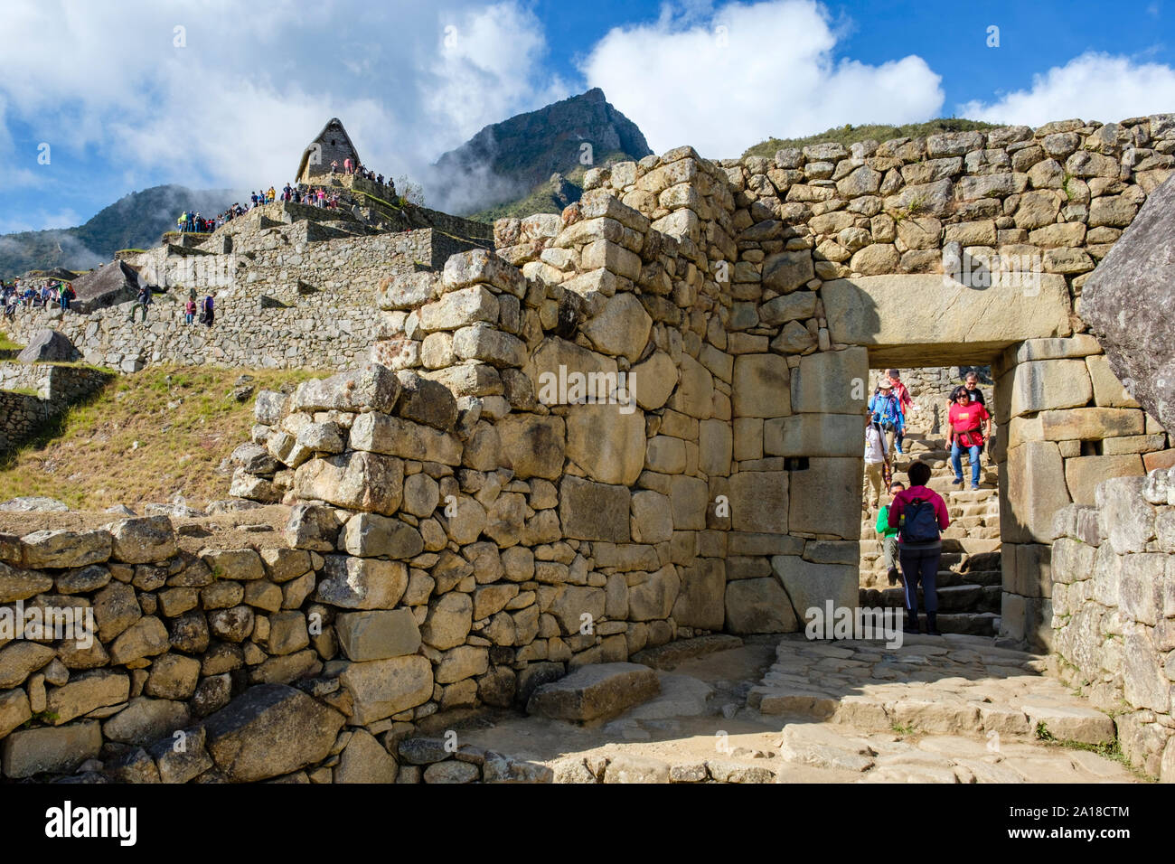 Machu Picchu Sonnenaufgang, Heiliges Tal der Inkas, Peru. Touristen am Haupttor, Portal der verlorenen Stadt, Machu Pichu antike Ruinen, frühen Morgen, Peru Stockfoto