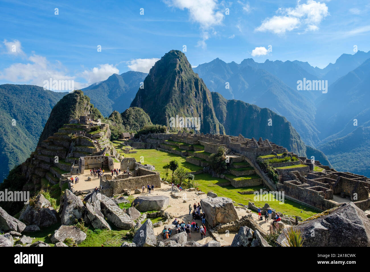 Machu Picchu Ruinen der antiken Stadt Sonnenaufgang, Heiliges Tal der Inkas, Peru. Blick auf die ganze verlorene Stadt, Huayna Picchu, Machu Pichu, am frühen Morgen. Stockfoto