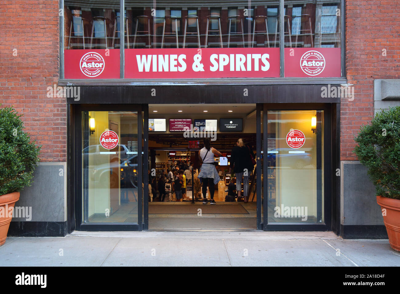 Astor Weine & Spirituosen, 399 Lafayette Street, New York, NY. aussen Storefront einer Weinhandlung in der NoHo Viertel von Manhattan. Stockfoto