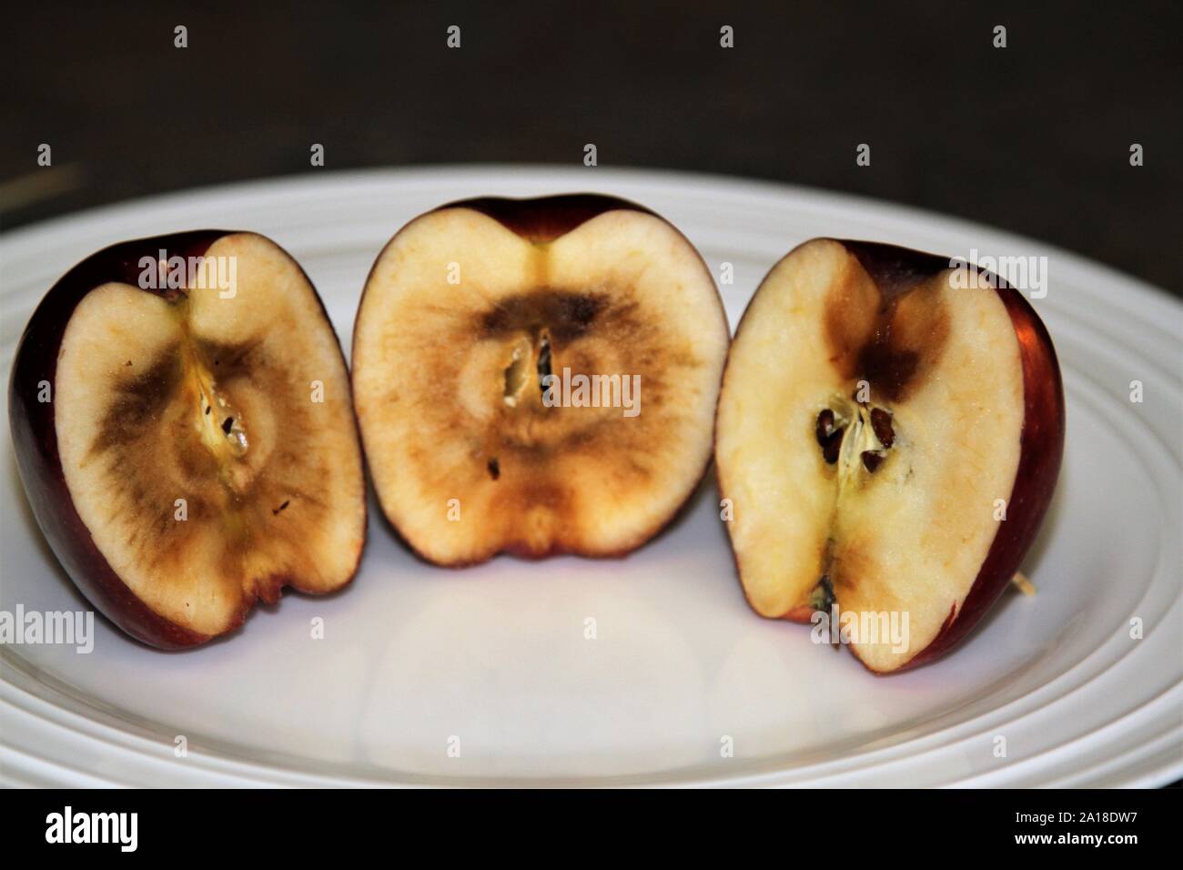 Äpfel halbieren und oxidierend auf einer Platte Stockfoto