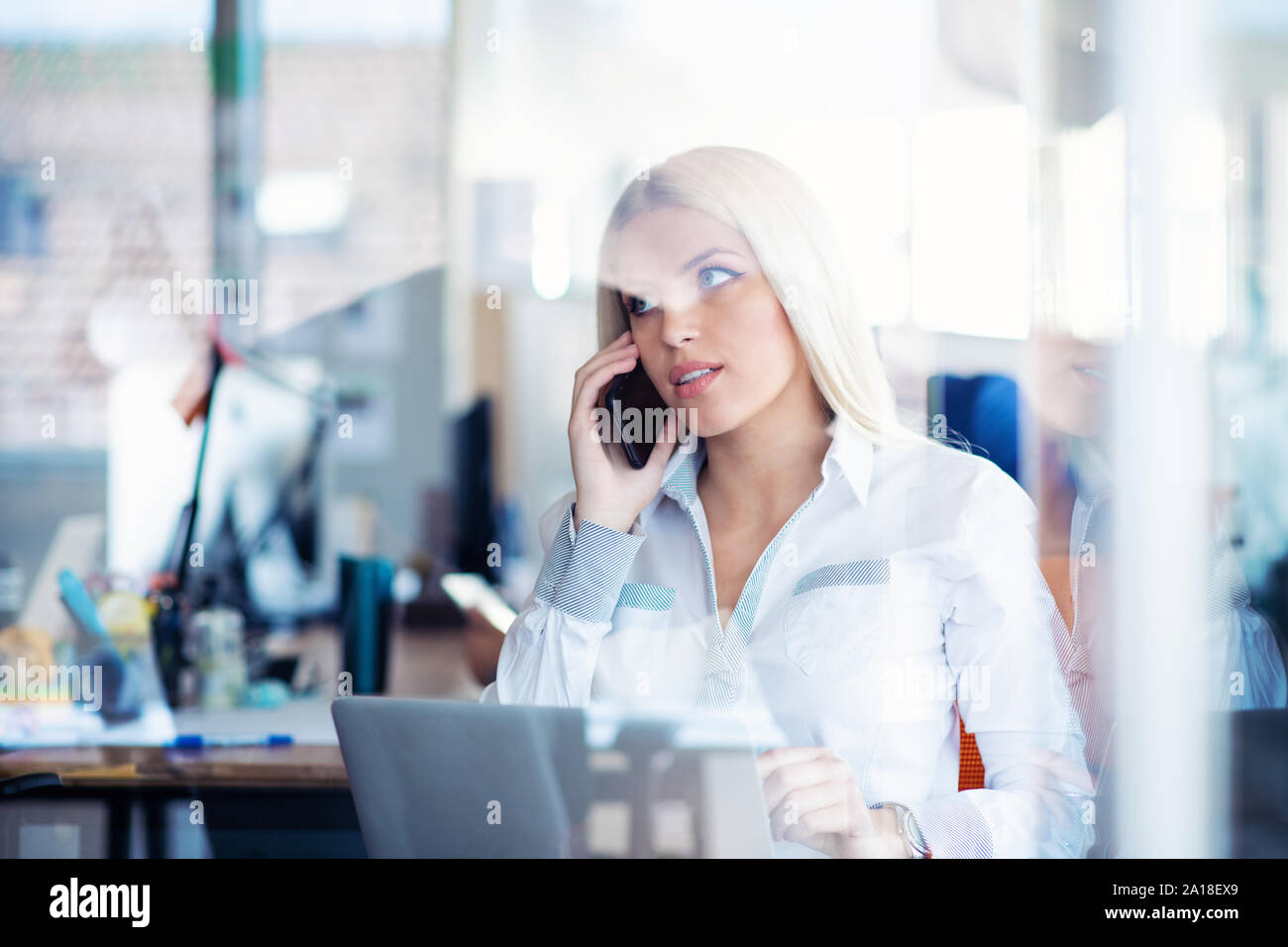 Business-Konzept - Geschäftsfrau telefonieren im Büro Stockfoto