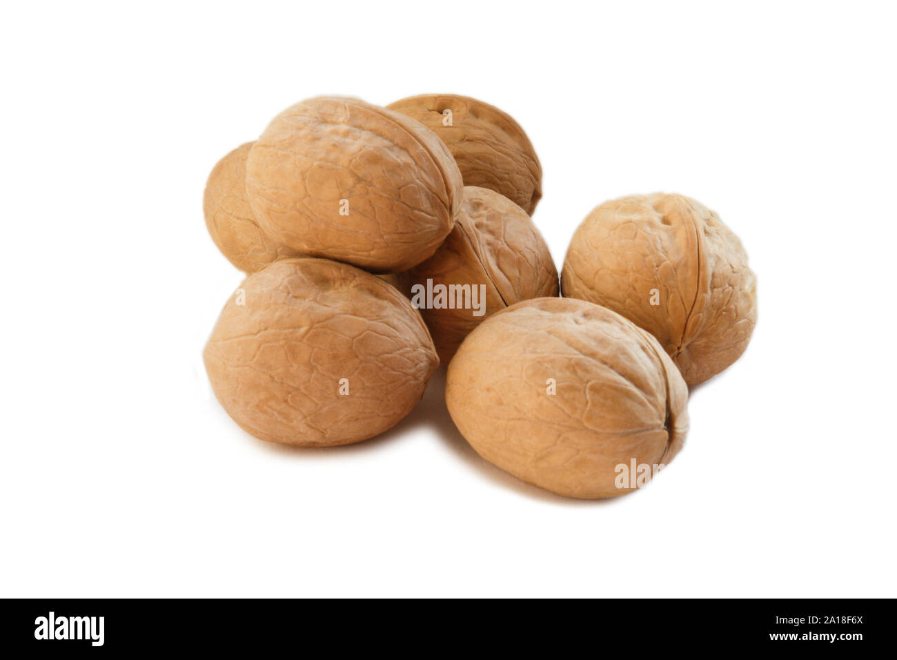 Walnüsse auf weißem Hintergrund. Mit Freistellungspfad Stockfoto