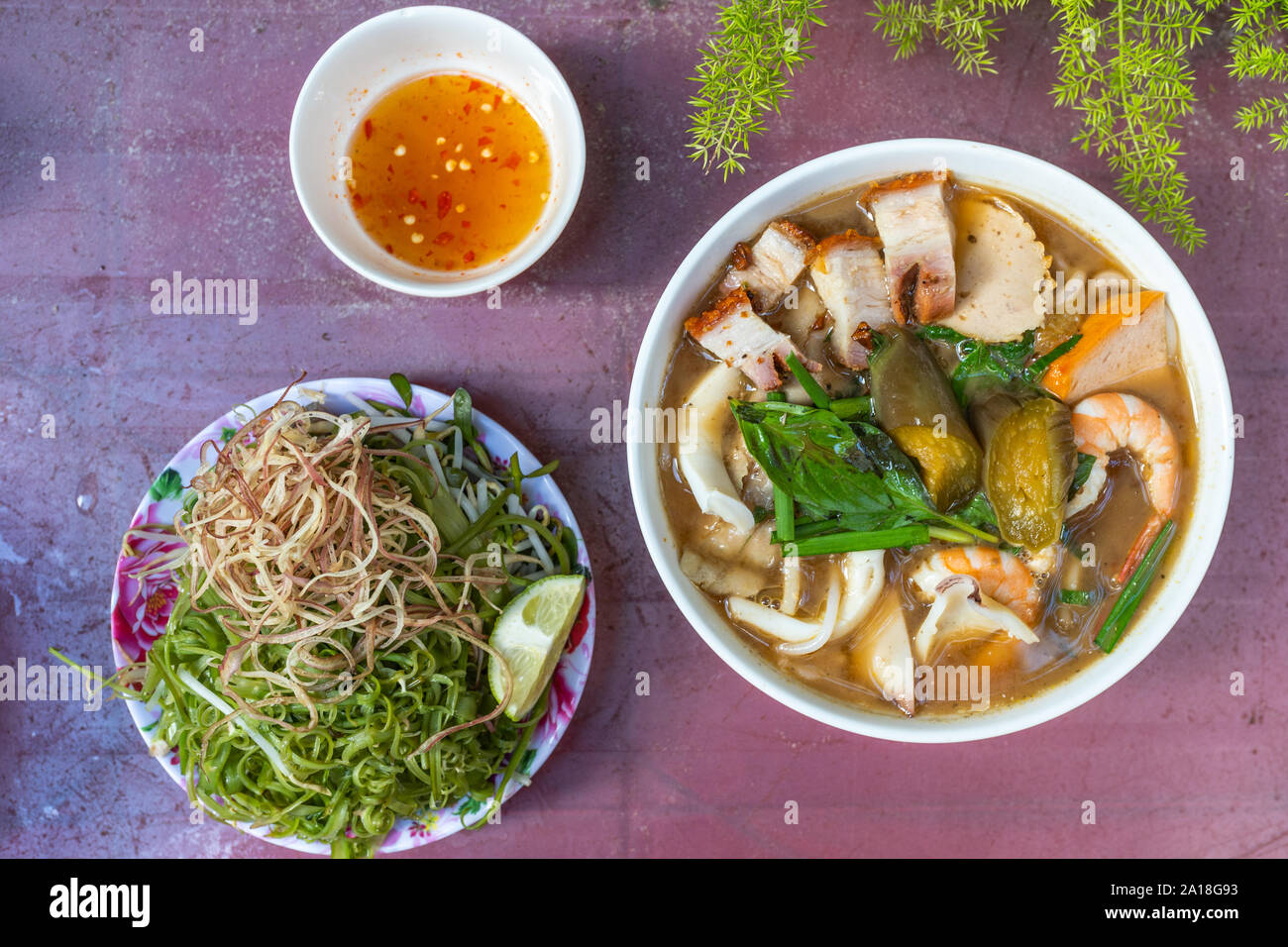 Lecker Vietnam traditionellen Schweinebraten und Meeresfrüchte Nudelsuppe Stockfoto