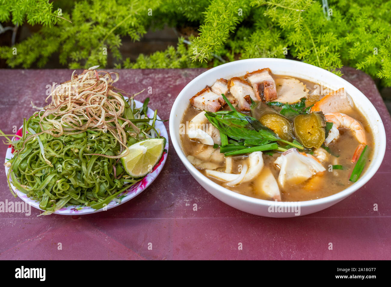 Vietnam traditionelle Fisch und Schweinefleisch nudeln Suppe und Gemüse Stockfoto