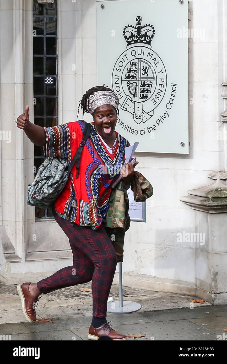London, Großbritannien. 24 Sep, 2019. Eine Frau gesehen, die einen Daumen nach oben, wie Sie der Oberste Gerichtshof am Tag verlässt das Gericht entschied, daß der britische Premierminister Boris Johnson die Entscheidung des Parlaments ist rechtswidrig zu vertagen. Credit: SOPA Images Limited/Alamy leben Nachrichten Stockfoto