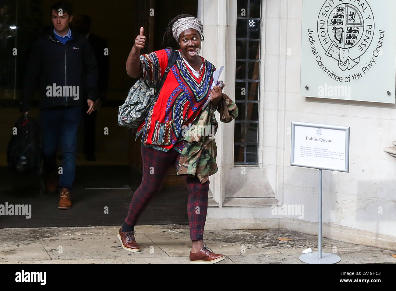 London, Großbritannien. 24 Sep, 2019. Eine Frau gesehen, die einen Daumen nach oben, wie Sie der Oberste Gerichtshof am Tag verlässt das Gericht entschied, daß der britische Premierminister Boris Johnson die Entscheidung des Parlaments ist rechtswidrig zu vertagen. Credit: SOPA Images Limited/Alamy leben Nachrichten Stockfoto