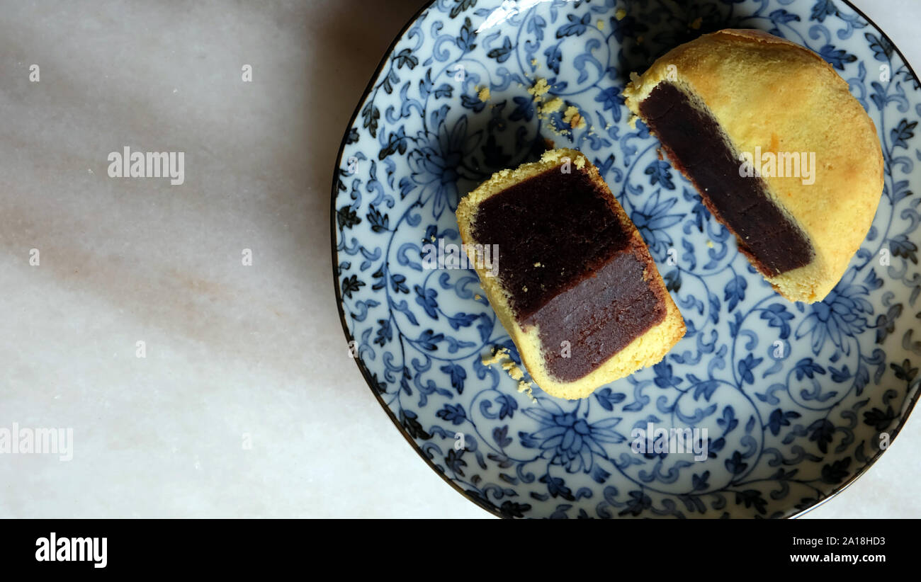 Blick von oben auf einen chinesischen Kuchen Gebäck mit roten Bohnen Paste innen füllen, schneiden Sie in Teile. Stockfoto