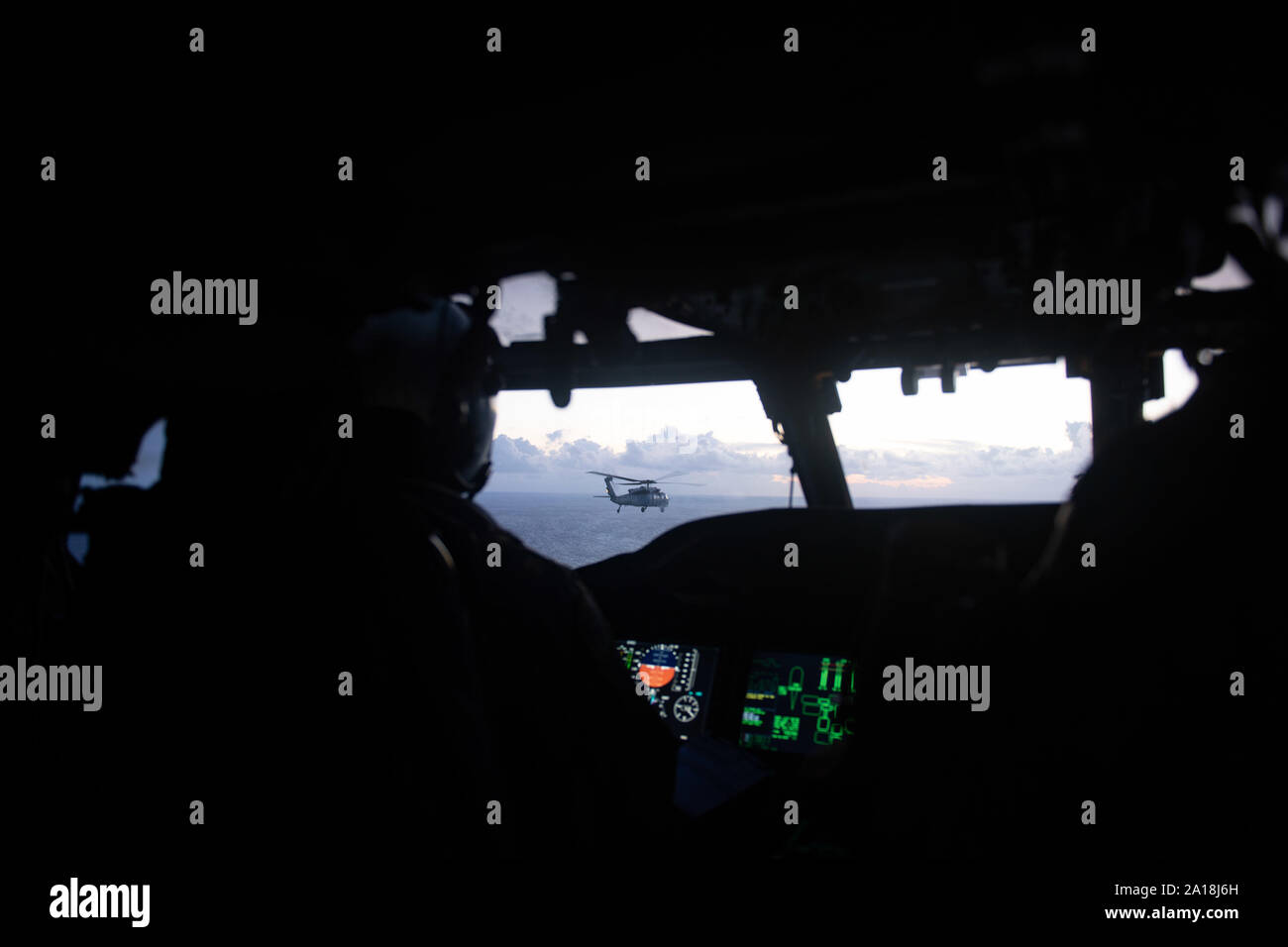 NASSAU, Bahamas - EIN U.S. Navy MH-60S Sea Hawk Hubschrauber Transite in Reaktion auf den Hurrikan Dorian in den Bahamas, Sept. 12, 2019. Die US-amerikanischen Northern Command bereitgestellten militärischen - einzigartige Möglichkeiten der US-Agentur für Internationale Entwicklung, so dass die weiteren Hilfsmaßnahmen der Bewältigung der akuten humanitären Bedürfnisse der Bahamian Leute. (U.S Navy Foto von Mass Communication Specialist 3. Klasse Katie Cox) Stockfoto