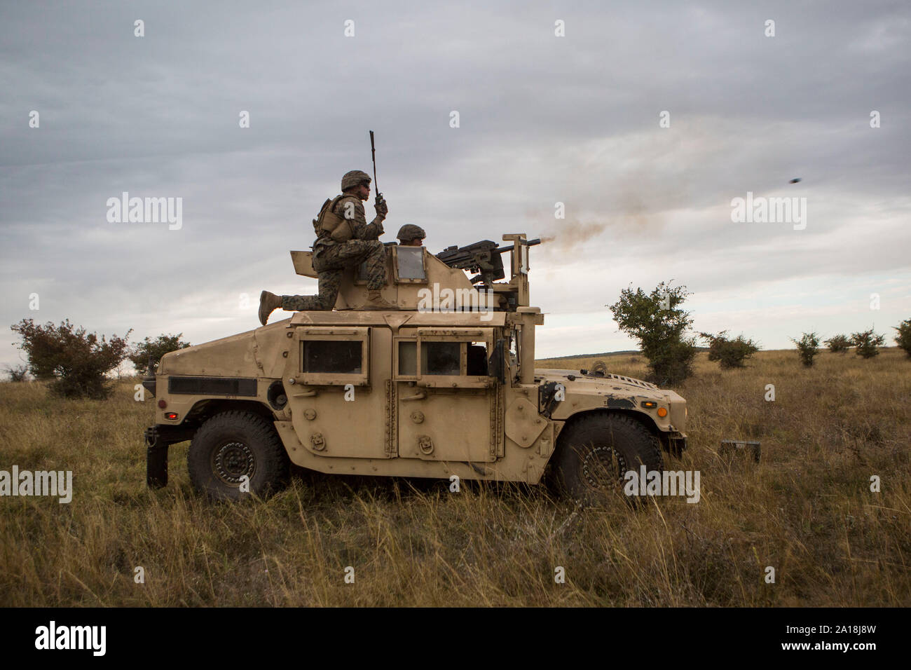 Ein US-Marine mit Marine Rotational Force-Europe 19.2, Marine Kräfte in Europa und in Afrika, Brände eine MK 19 automatische Granatwerfer während der Übung Platinum Eagle in Babadag, Rumänien, Sept. 18, 2019. Die NATO-Verbündeten und Partnern weiterhin Gefechte und multinationalen Übungen Verbesserung der Interoperabilität der Marine Corps" als langfristige Anstrengungen der regionalen Zusammenarbeit zur Verbesserung der Sicherheit und Stabilität in der Region um das Schwarze Meer. (U.S. Marine Corps Foto von Lance Cpl. Larisa Chavez) Stockfoto