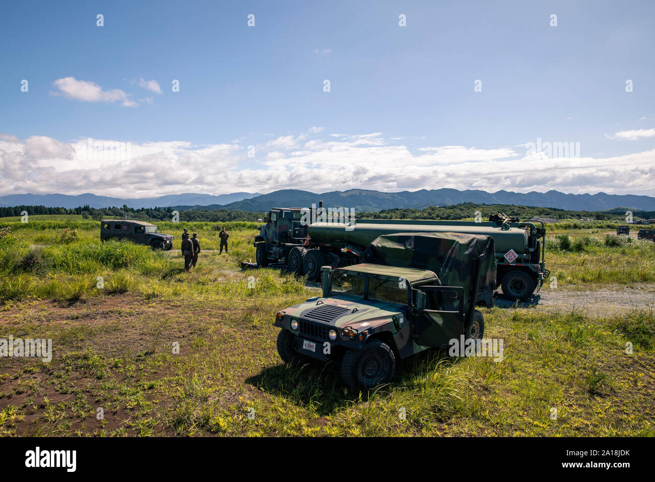 Us-Marines mit Marine Wing Support Squadron (MWSS) 171 eine vorwärts Bewaffnung und tanken Punkt zur Unterstützung der US-Army Piloten in Ausbildung während der Übung Orient Schild in Kumomoto, Japan, Sept. 16, 2019. Orient Shield ist eine jährliche Joint Force Training übung für die US-Armee und MWSS 171 wo Sie landen und auftanken Training. (U.S. Marine Corps Foto von Lance Cpl. Triton Lai) Stockfoto