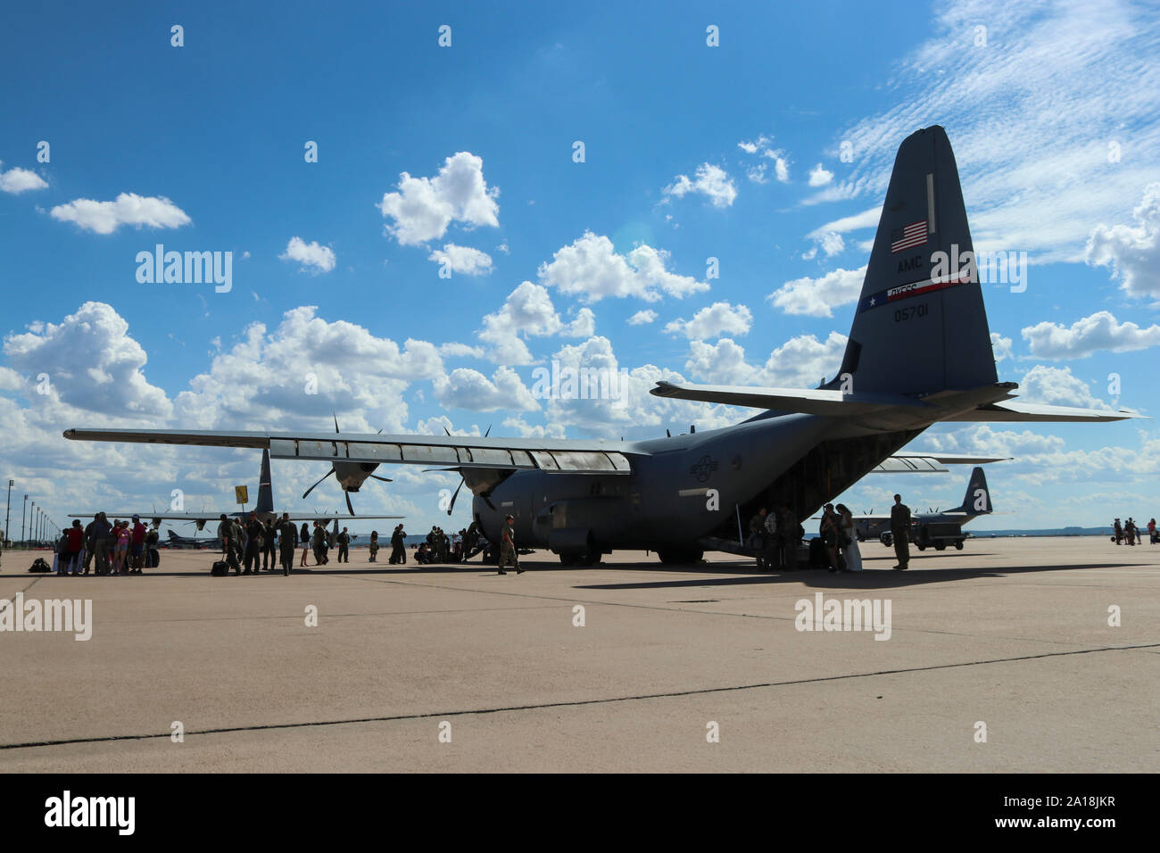 Flieger und Familie Mitglieder Willkommen im Flieger nach Hause von einer Bereitstellung in Dschibuti, Afrika, an Dyess Air Force Base, Texas, Sept. 19, 2019. Flieger zurück von einem 2- und 4-Monats-Implementierungen, als letzten Anstieg der 317. Airlift Wing und dem Air Mobility command C-130J Enterprise eine neue Drehung Zyklus, 12-Monate home Station wohnen nach jeder vier Monate, um die Bereitstellung zu starten zu aktivieren. (U.S. Air Force Foto: Staff Sgt. David Owsianka) Stockfoto