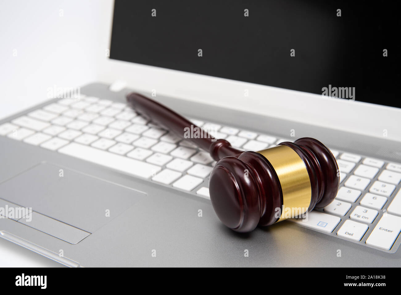 Holz Richter Hammer auf einem silbernen Laptop, Domainrecht oder Online Auktion Konzept. Stockfoto