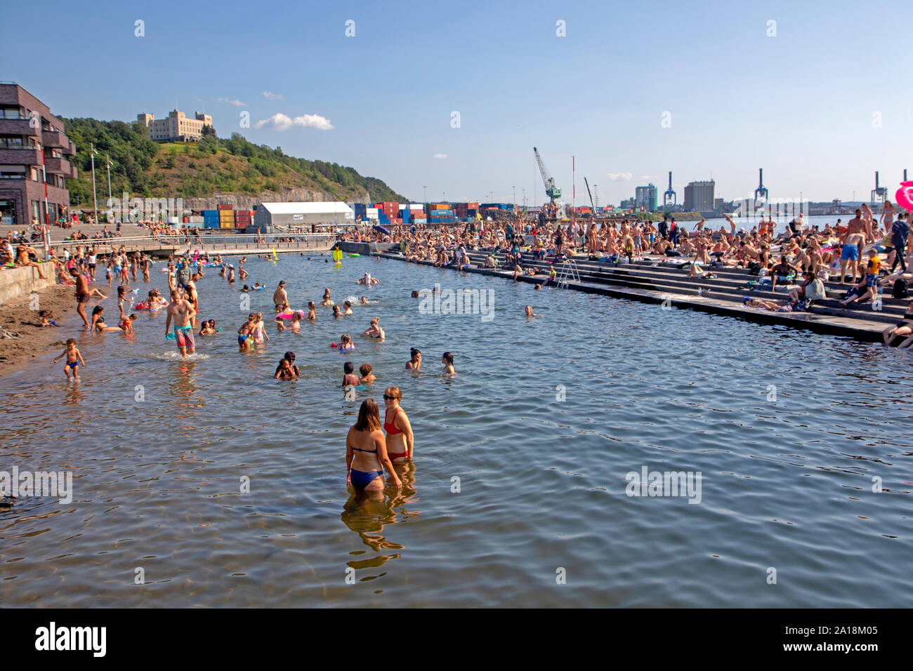 Abkühlung an Sorenga Sjobad im Zentrum Oslos Stockfoto