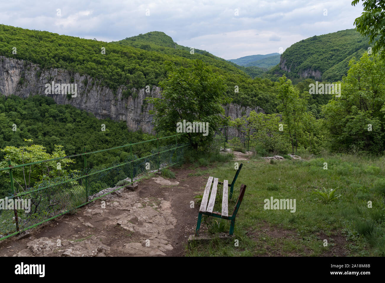 Aussichtspunkt "Die Bank der Liebe' am Rand der Schlucht Dryanovo River in der Nähe von Kloster St. Erzengel Michael, Gabrovo, Bulgarien Stockfoto