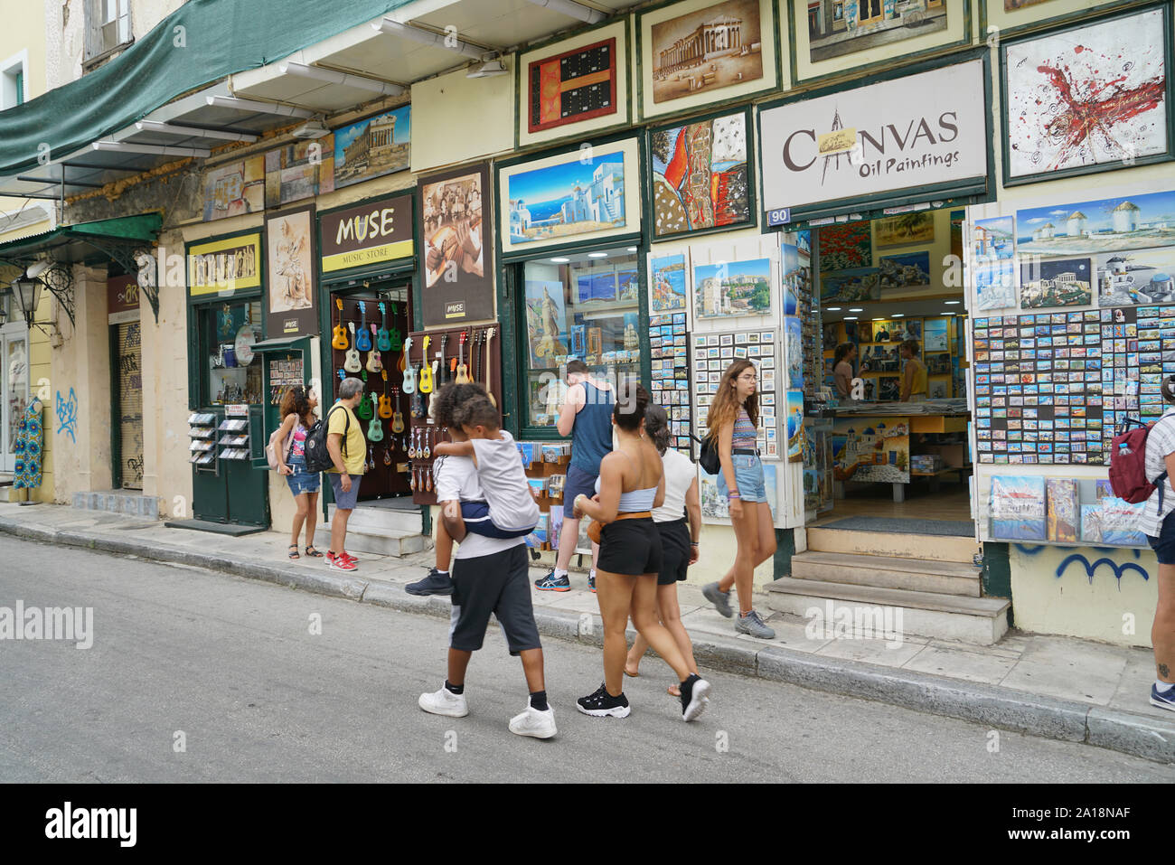 Athen Griechenland - 15. JULI 2019; Touristen durch die Straßen der Vergangenheit Geschäfte im Stadtteil Plaka. Stockfoto