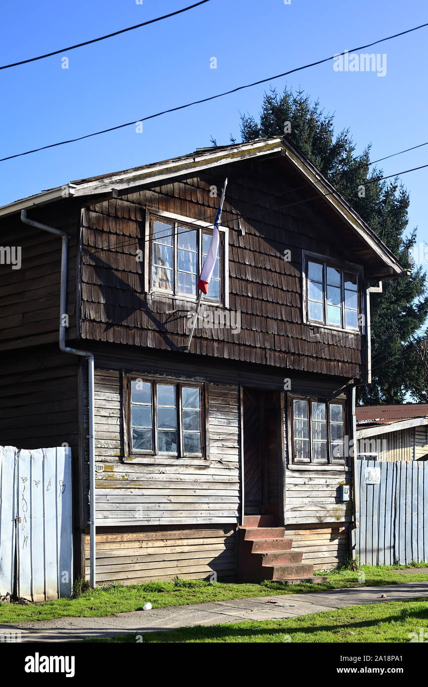 OSORNO, CHILE - 12. SEPTEMBER 2015: Haus in traditioneller Weise mit hölzernen Schindeln in der Stadt Osorno, Chile gebaut Stockfoto
