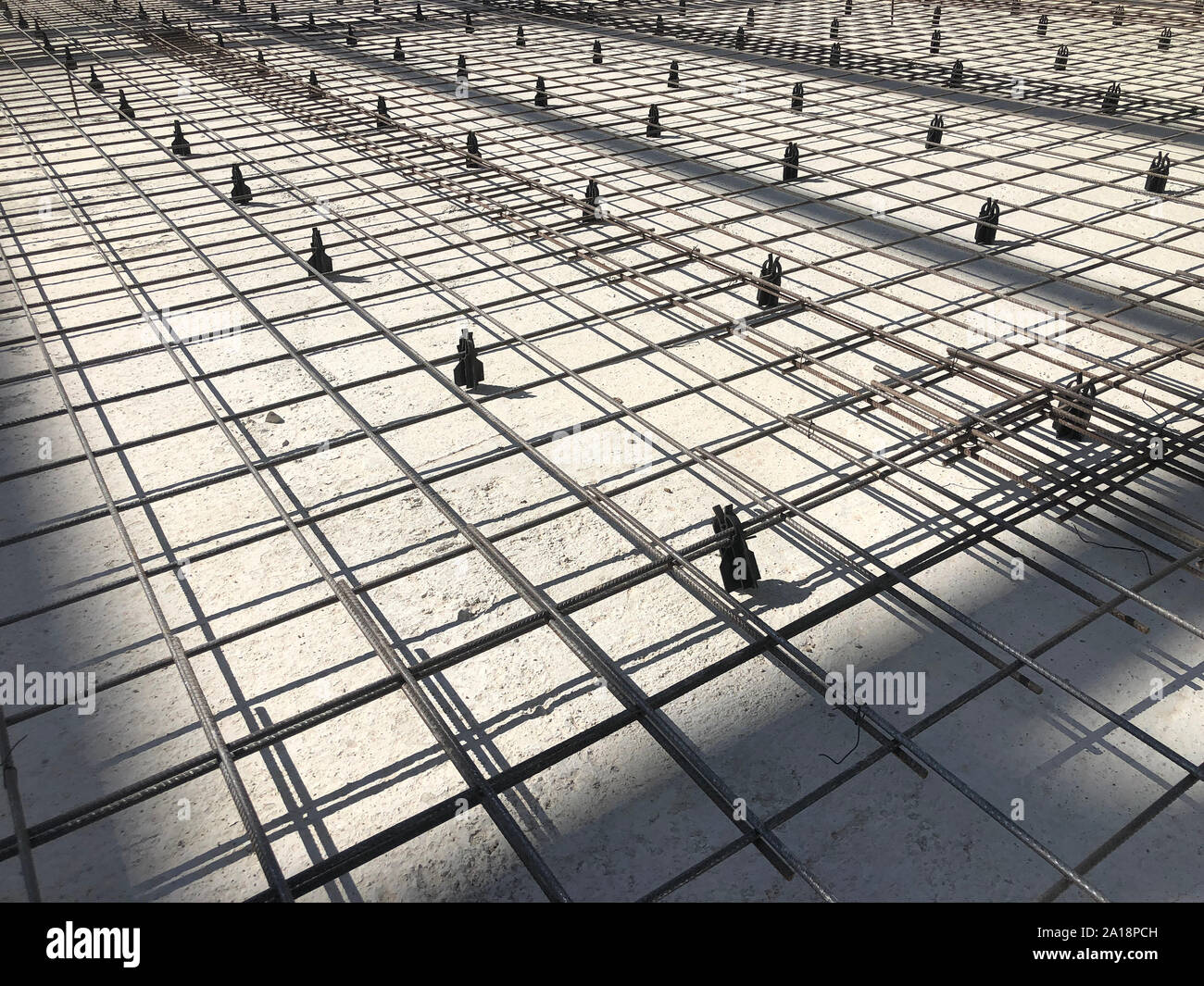 Metallverstärkung Raster mit Kunststoff Halter. Stahlbeton Vorbereitung. Beton Keller Bau. Stockfoto
