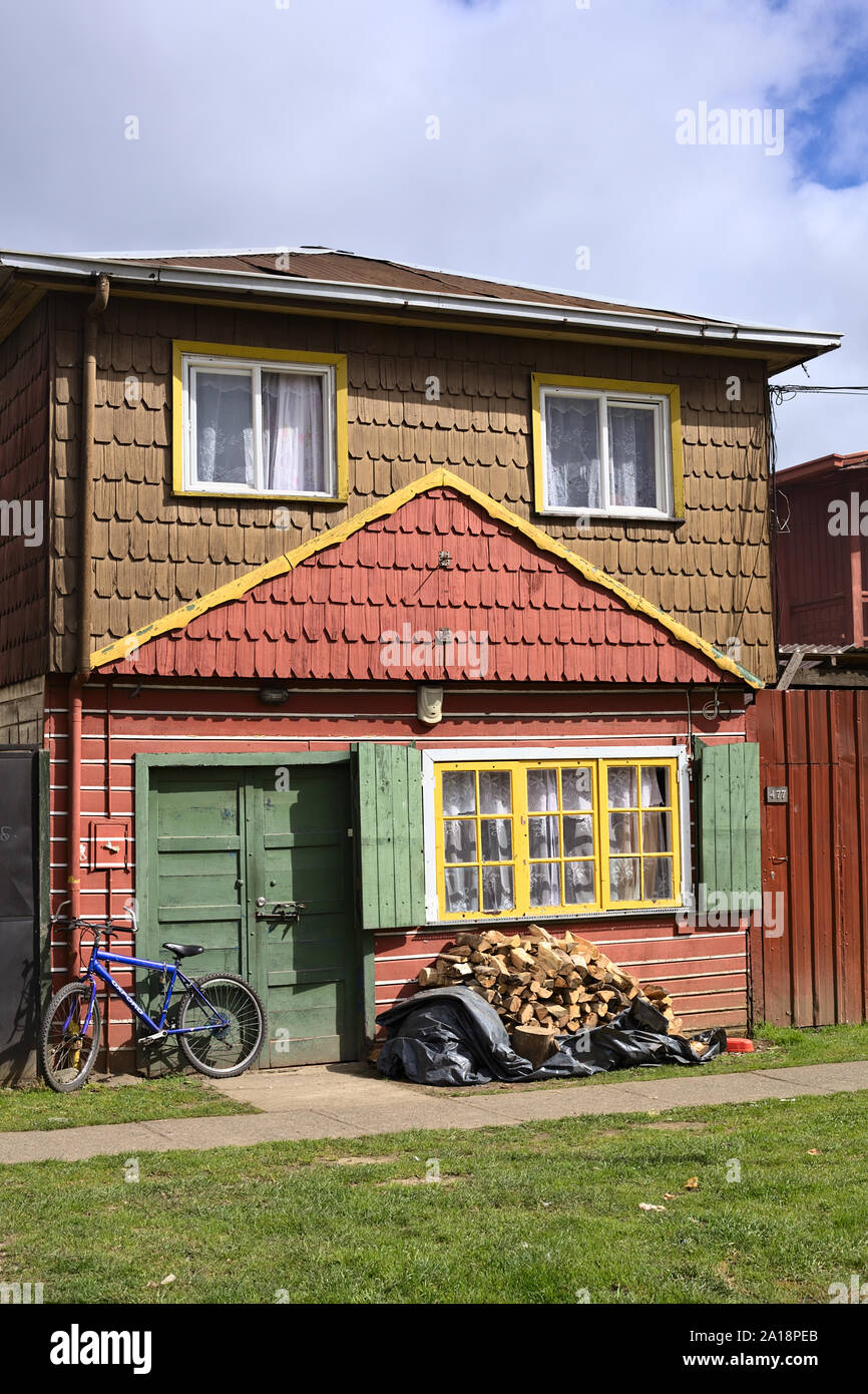 OSORNO, CHILE - 19. SEPTEMBER 2015: bunt bemalten Haus in traditioneller Weise mit hölzernen Schindeln in der Stadt Osorno, Chile gebaut Stockfoto