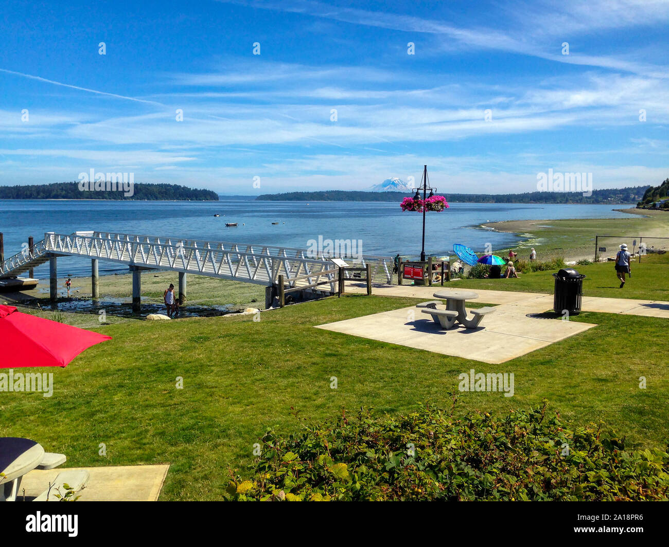 Manchester, WA/USA: Am 13. Juli 2018: Leute genießen Pomeroy Park am Puget Sound. Der Park verfügt über einen atemberaubenden Blick auf Mount Rainier und Seattle. Stockfoto