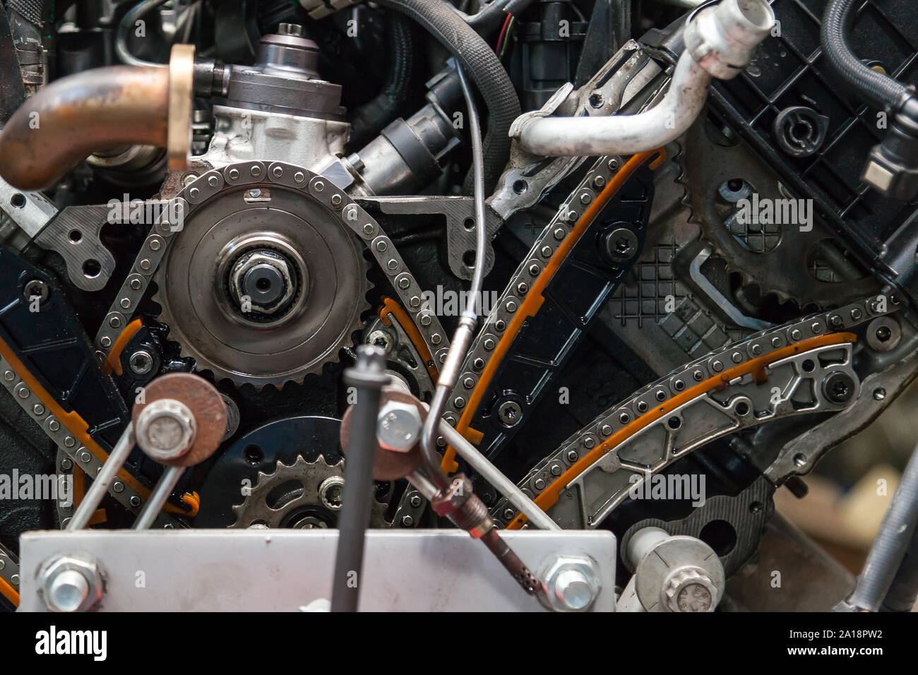 Close-up auf einem zerlegten Motor mit einem Blick auf die gasverteilung  Mechanismus, Kette, Zahnräder und Rollen während der Reparatur und  Wiederherstellung nach einem bre Stockfotografie - Alamy