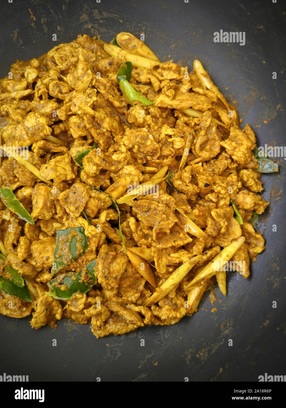 Rühren Gebratene sehr würzig mit Schweinefleisch oder Kua Kling in Thai Curry. Stockfoto