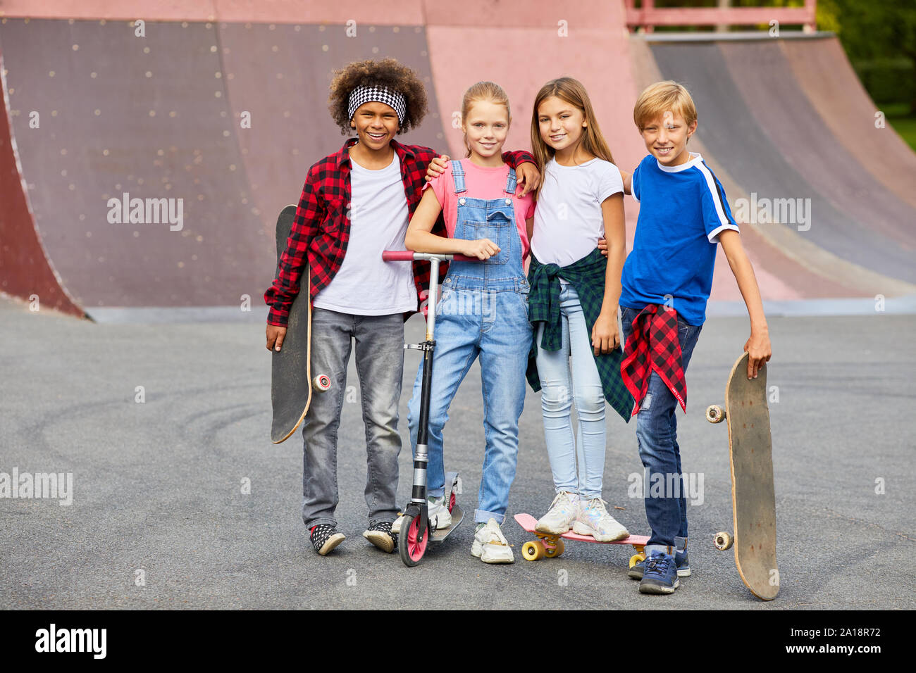 Porträt einer Gruppe von Freunden in Freizeitkleidung in Skateboard park Sie sind auf Skateboards im Freien zu reiten Stockfoto