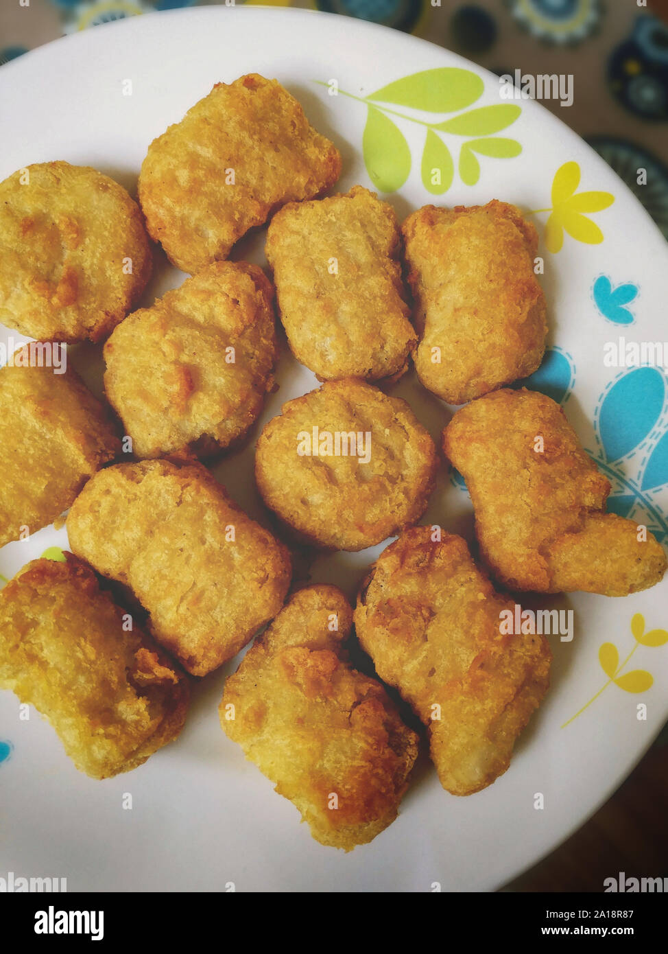 Geschlossen bis crispy Chicken Nugget auf Platte, Öl frei von Luft frier. Stockfoto