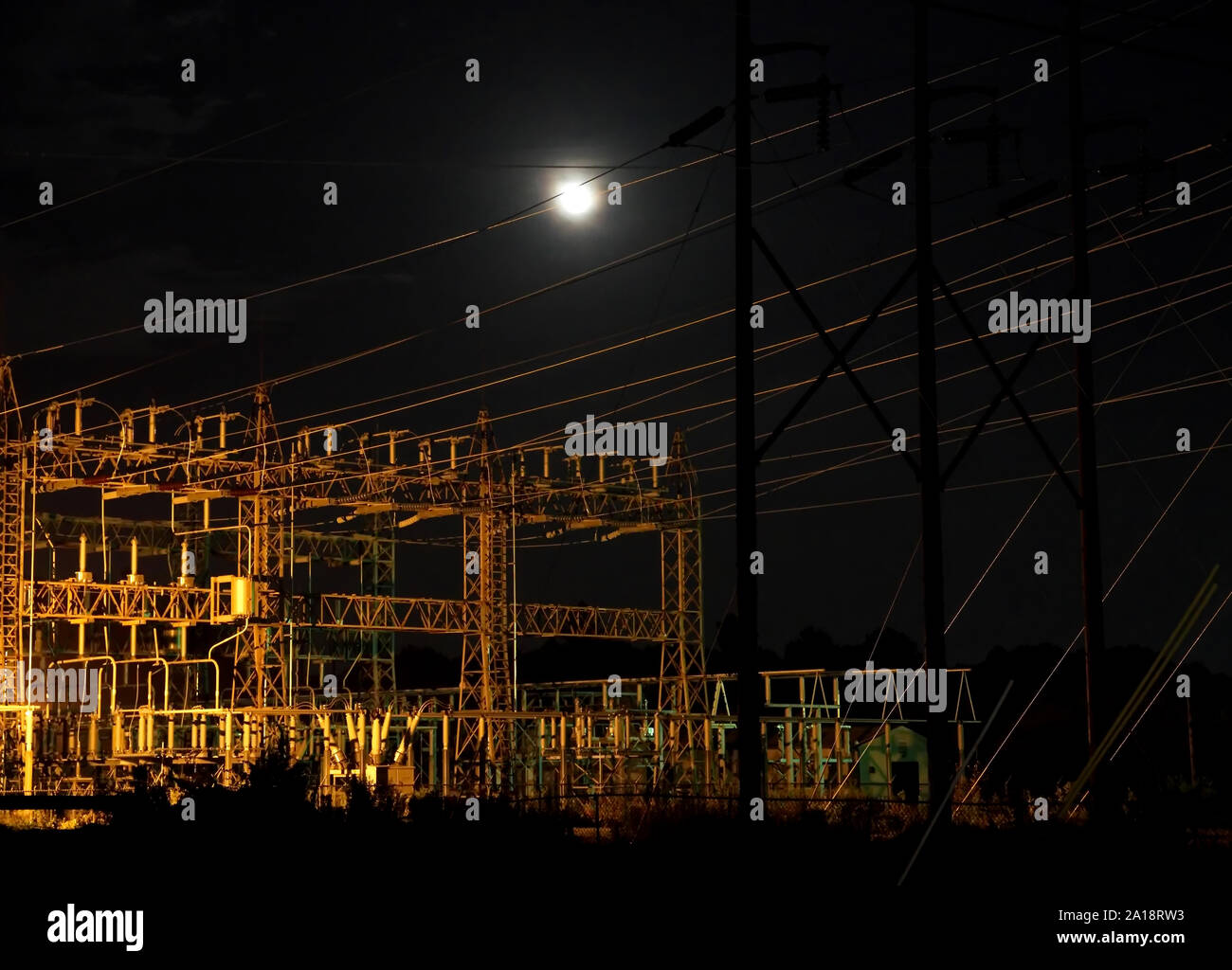 Berlin CT USA. Apr 2019. Elektrische Unterstation in einem Vollmond Nacht. Stockfoto