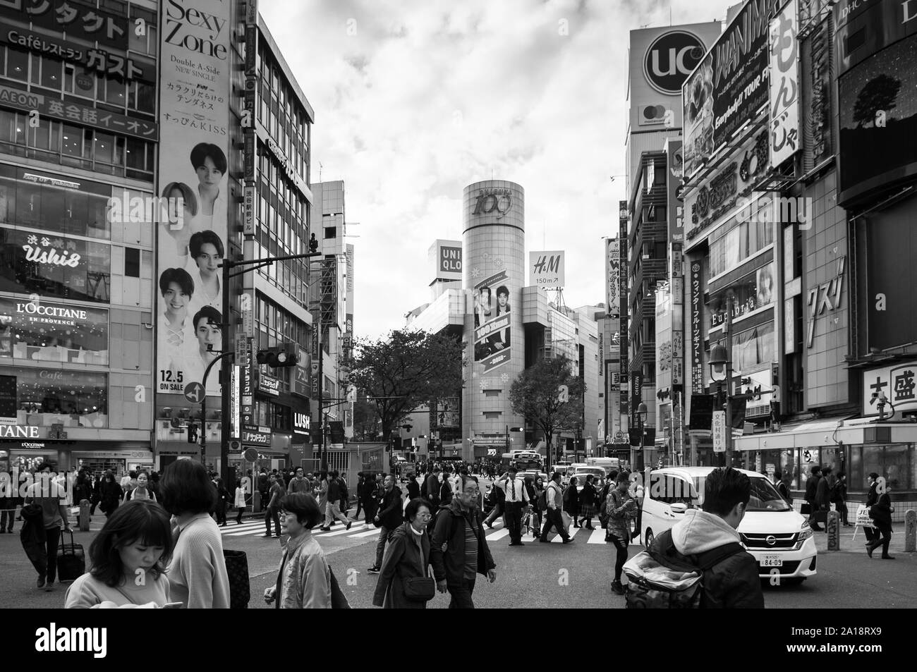 DEC 5, 2019 Tokyo, Japan - Shibuya Kreuzung besetzt Fußgänger Zebrastreifen mit vielen asiatischen Touristen- und Japaner, berühmten Einkaufsviertel in Tokio Stockfoto
