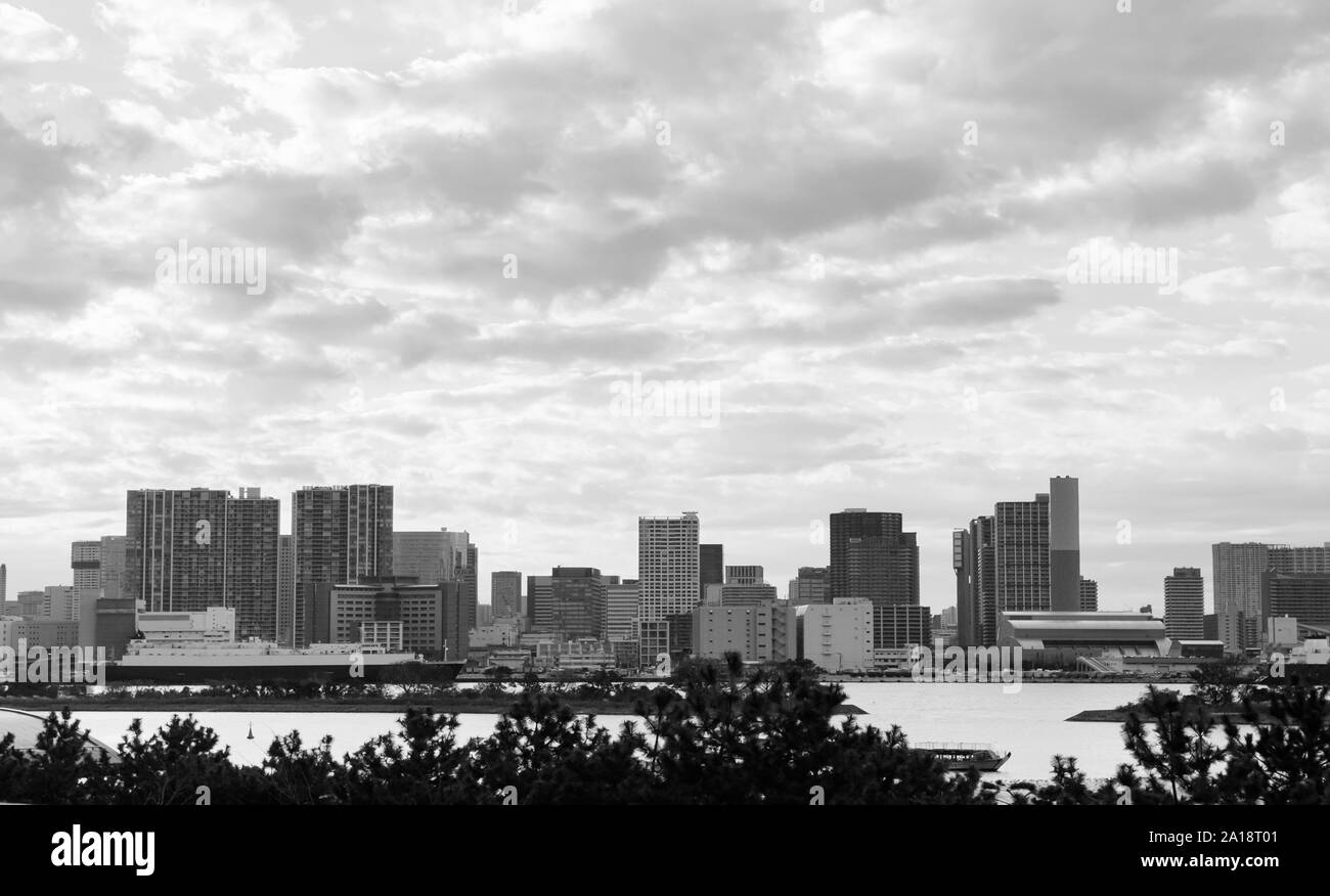 Odaiba Tokyo Bay cityscape Ansicht unter zerstreute Wolken Abend friedlichen Himmel. Schwarz und Weiß Stockfoto