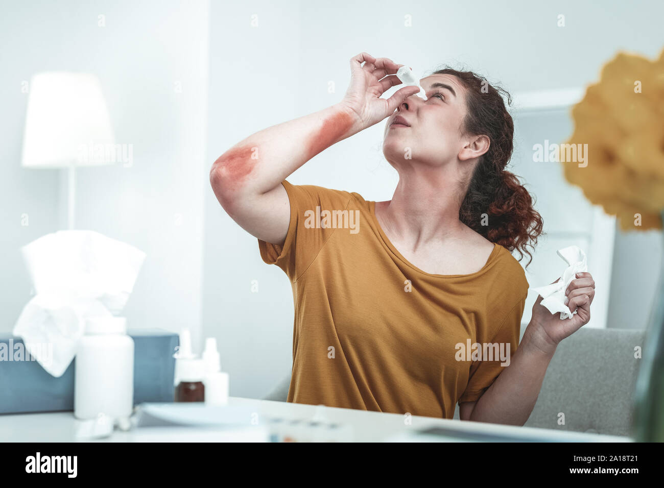 Frau mit Selbstmedikation bei starker Allergie Stockfoto