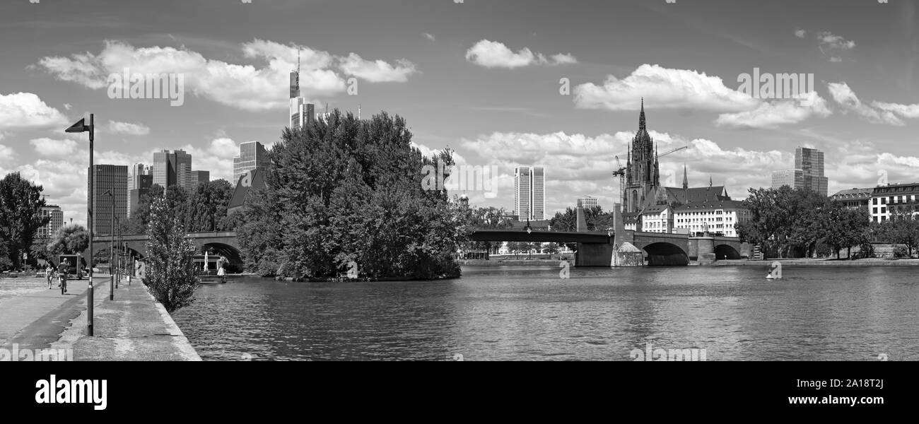 Blick auf die Skyline und den Main in Schwarz und Weiß Frankfurt Deutschland Stockfoto