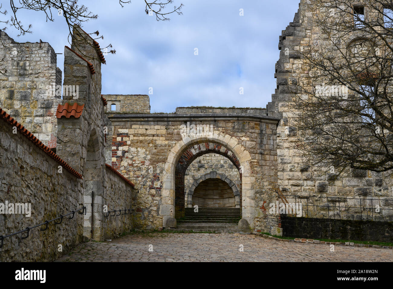 Innenhof im Schloss Hellenstein Ruine auf dem Hügel von Heidenheim an der Brenz in Süddeutschland vor einem blauen Himmel mit Wolken, kopieren Raum Stockfoto